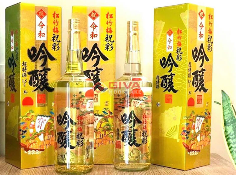 Rượu Sake vẩy vàng dẻ quạt 1800ml (chai trắng)